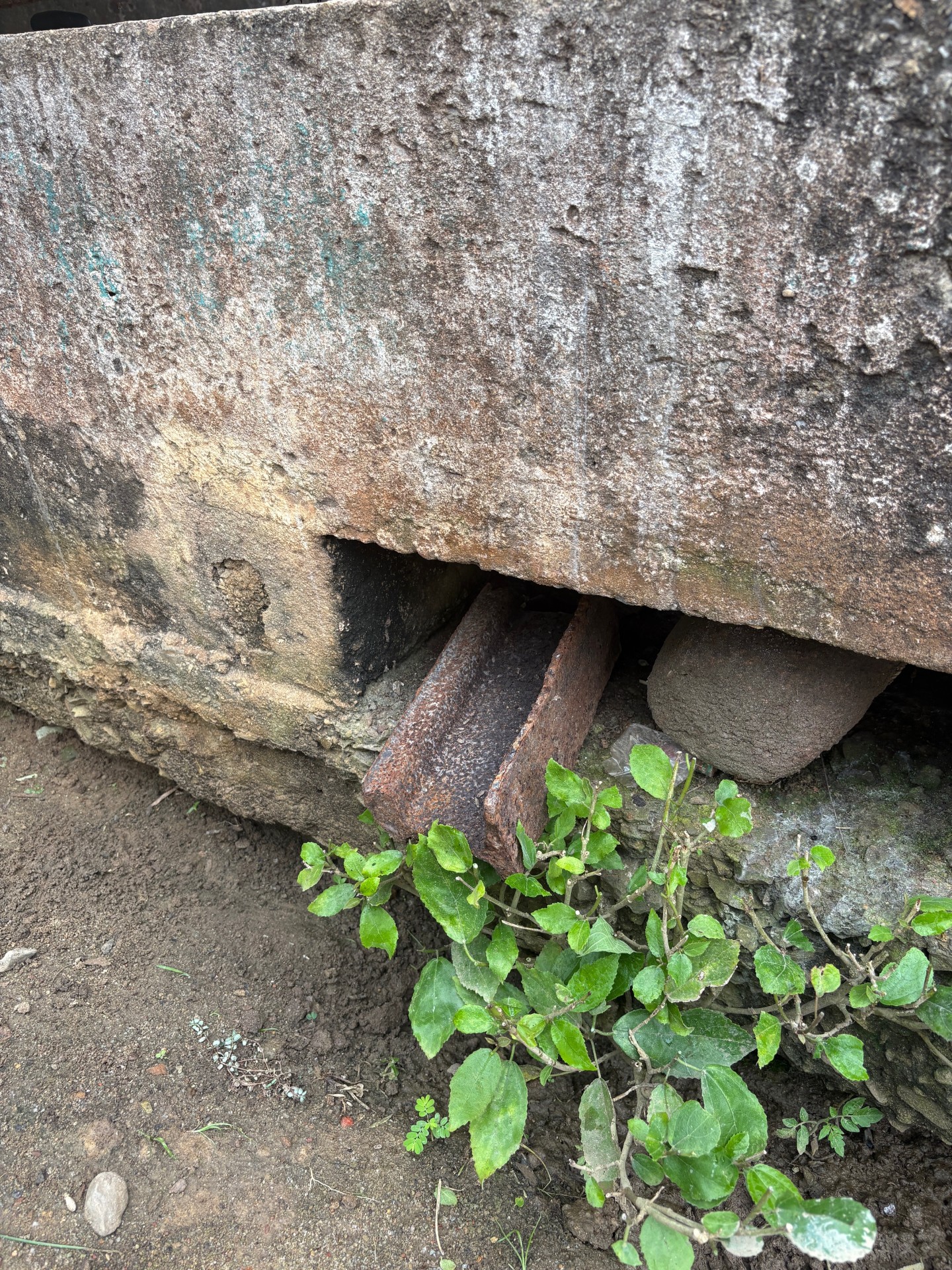 Del av järnvägsräls som används som ränna. Tsimba.