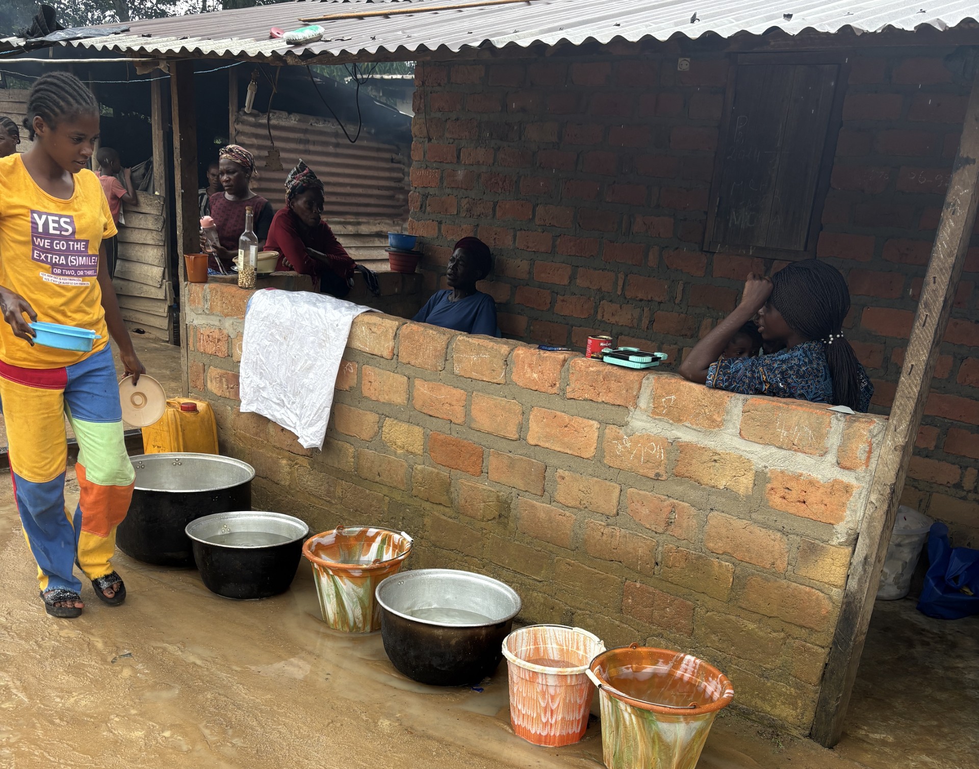 Regnvattnet tas tillvara för att laga mat, diska, tvätta händerna.