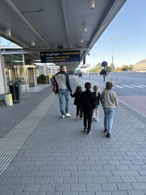 familjen Lopez blir hämtad på flygplatsen