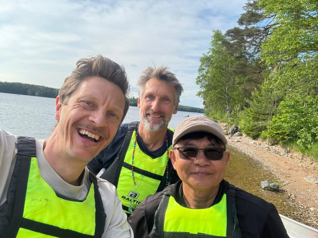 Johan, Veasna och Thomas på kanottur i Uskavi, juni 2026