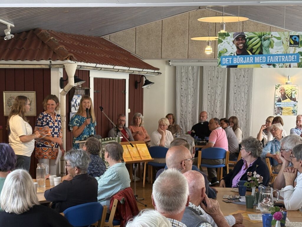 Pernilla delar med sig av berättelser från Kongo vid välfyllt café i Betlehemskyrkan under kyrkokonferensen i Örebro i juni 2026.