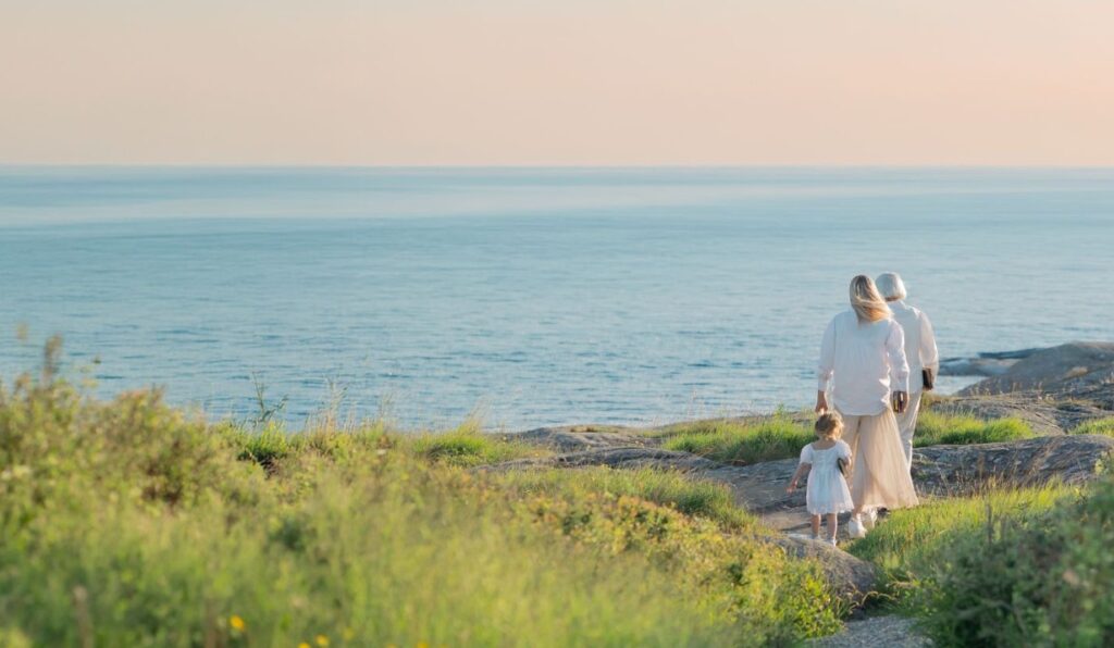 Utsikt mot havet med personer som promenerar